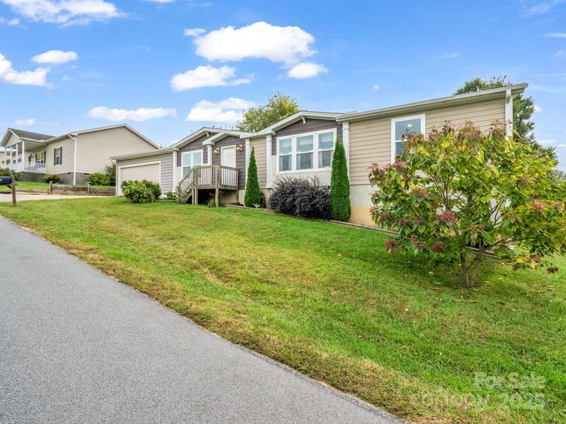 4 Frederick Ln, Hendersonville, NC 28792