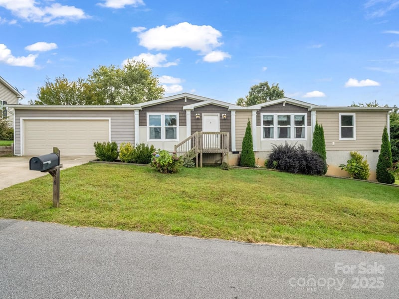 4 Frederick Ln, Hendersonville, NC 28792
