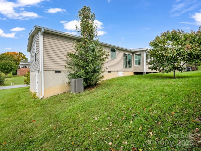 4 Frederick Ln, Hendersonville, NC 28792
