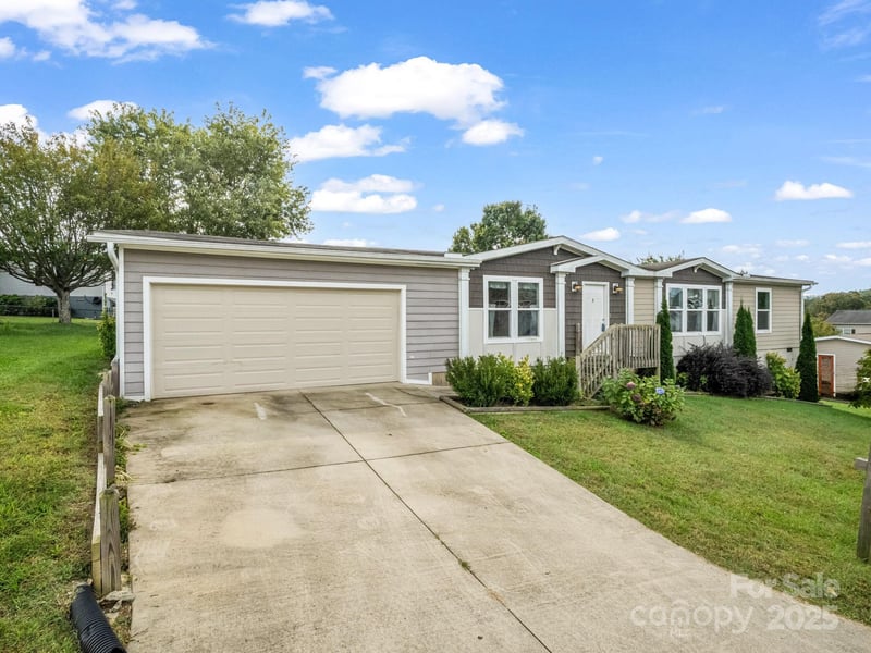 4 Frederick Ln, Hendersonville, NC 28792