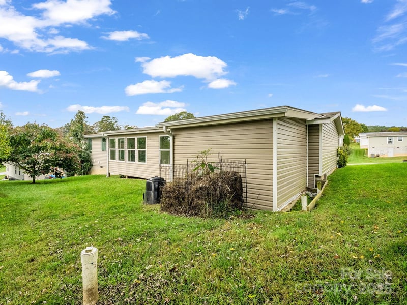 4 Frederick Ln, Hendersonville, NC 28792