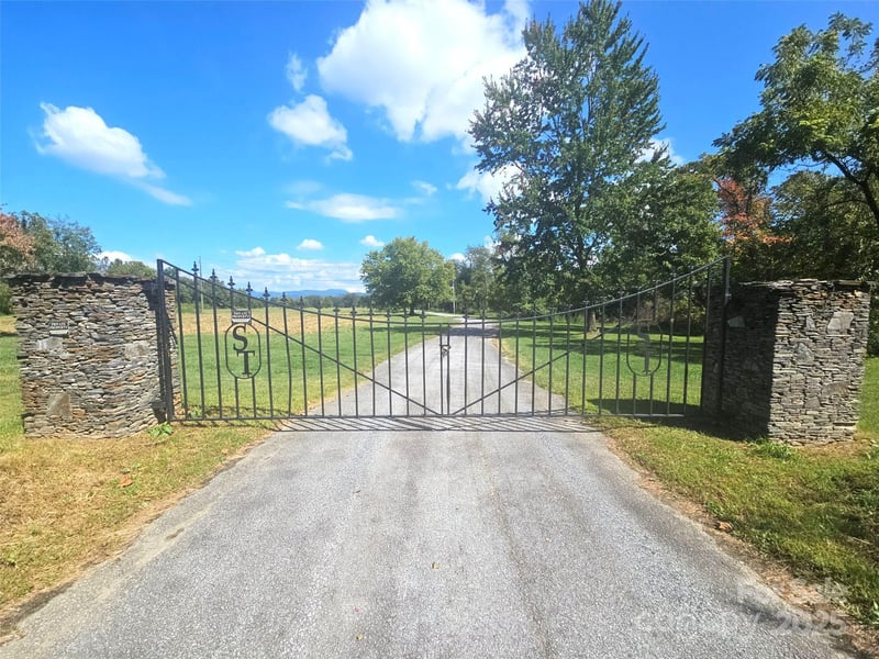 111 Howard Gap Rd, Fletcher, NC 28732