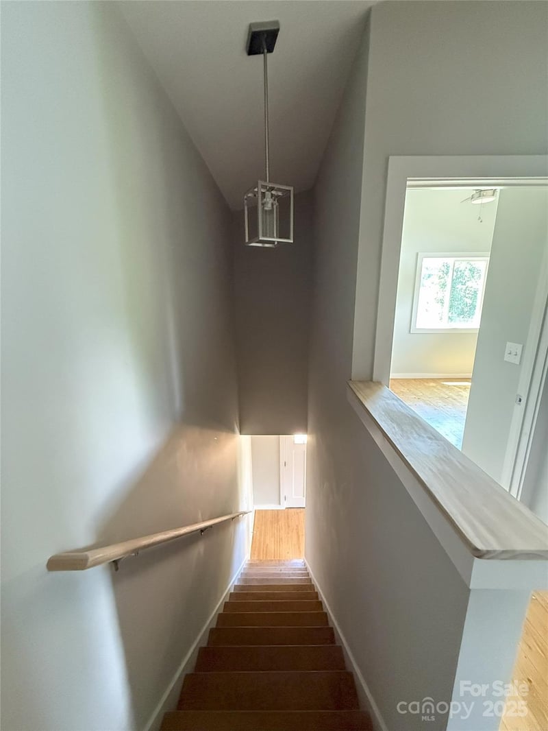 1 Freeport Ln, Asheville, NC 28806