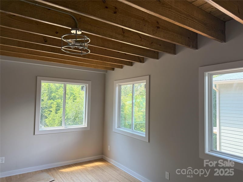 1 Freeport Ln, Asheville, NC 28806