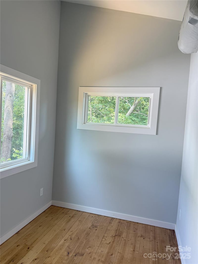 1 Freeport Ln, Asheville, NC 28806