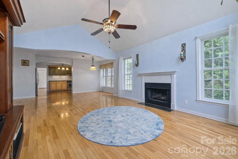 372 Kingfisher Ln, Mills River, NC 28759