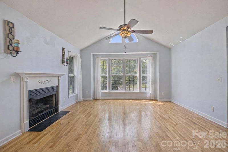 372 Kingfisher Ln, Mills River, NC 28759