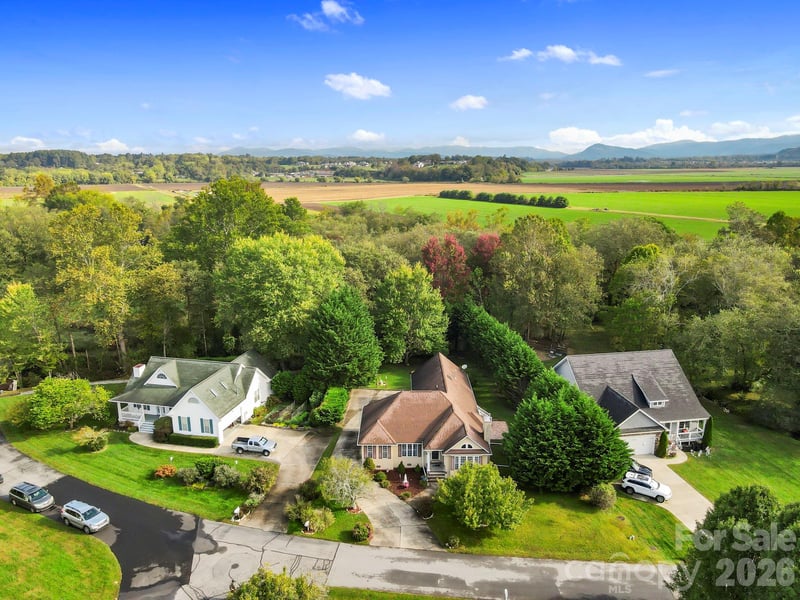 372 Kingfisher Ln, Mills River, NC 28759