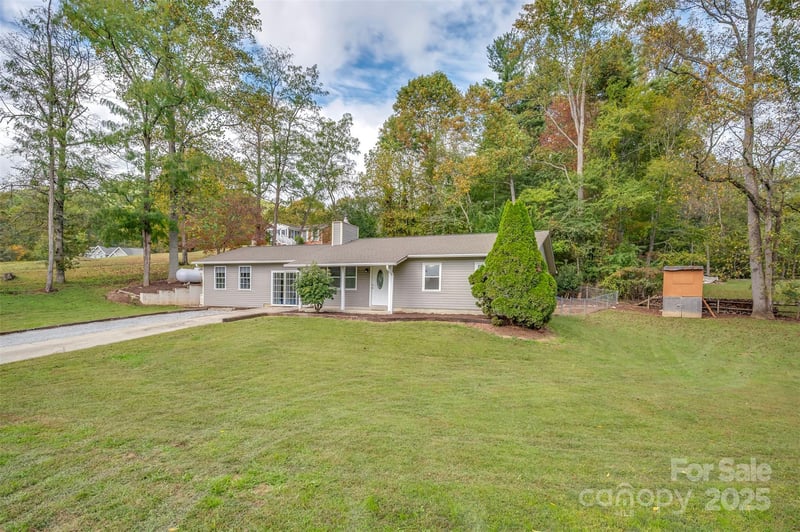569 Lanning Rd, Hendersonville, NC 28792
