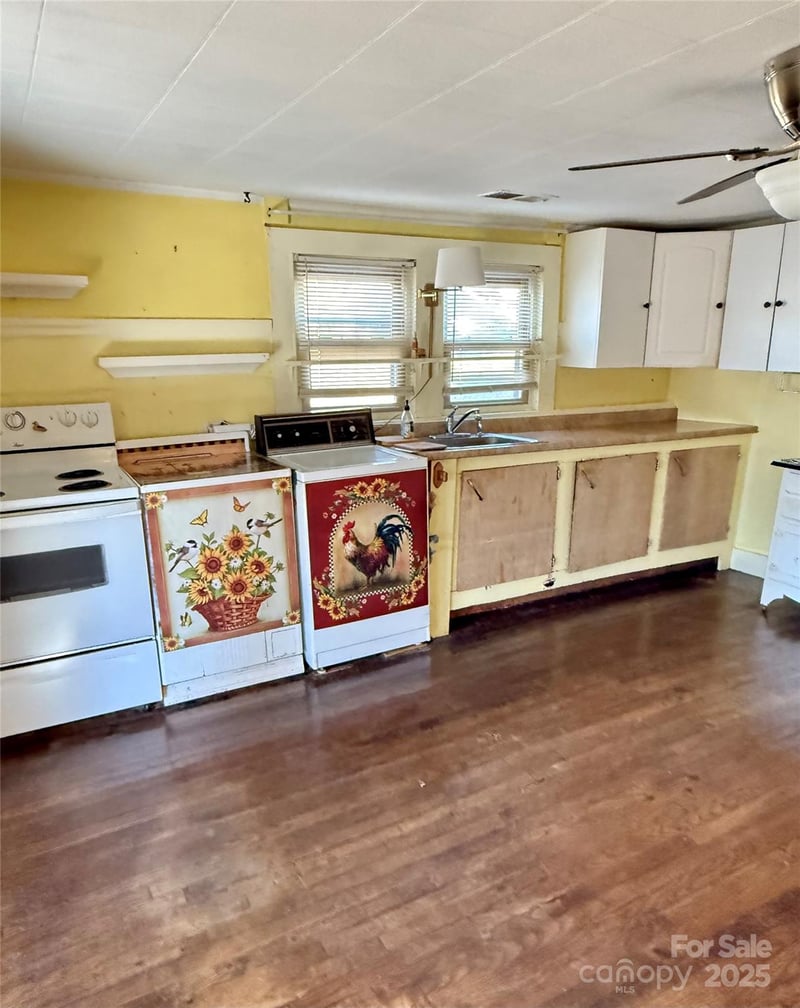 54 Schoolhouse Dr, Canton, NC 28716