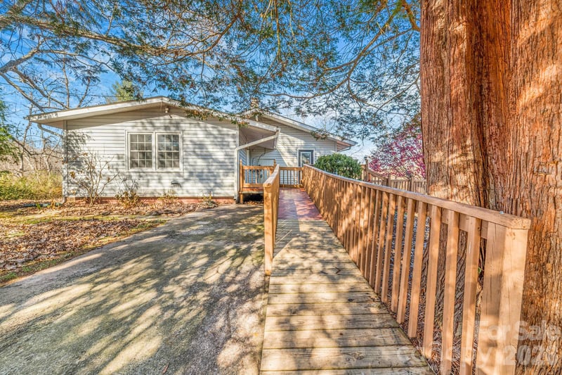 107 Woodland Church Rd, Clyde, NC 28721