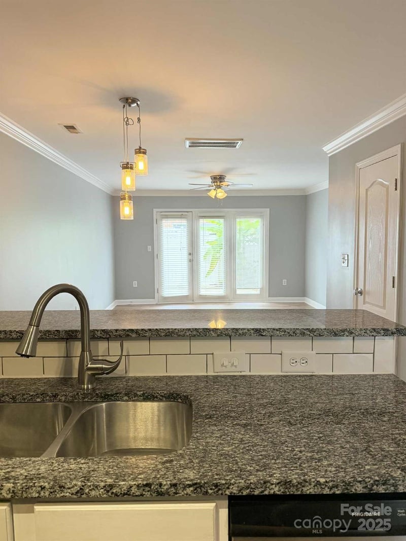 1218 Green Oaks Ln #J, Charlotte, NC 28205