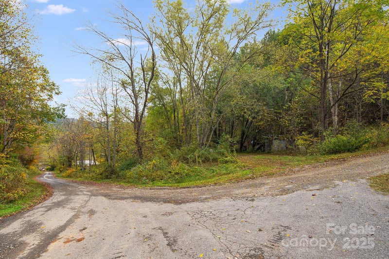 211 Evergreen Rd, Burnsville, NC 28714