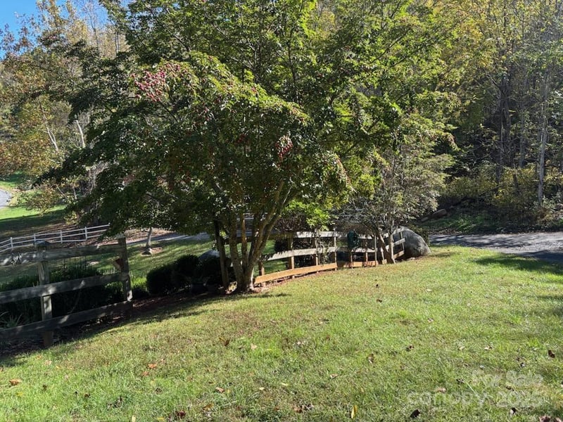 408 Dora Ln, Bakersville, NC 28705