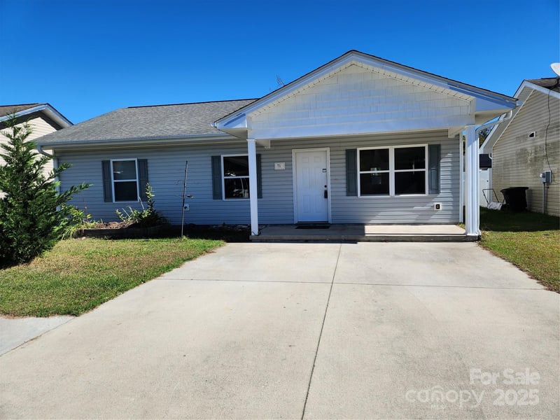 71 Volunteer Way Dr, East Flat Rock, NC 28726
