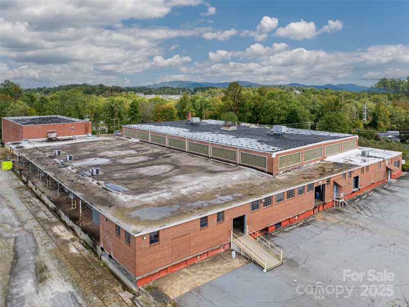 701 Oriole Dr, Hendersonville, NC 28792