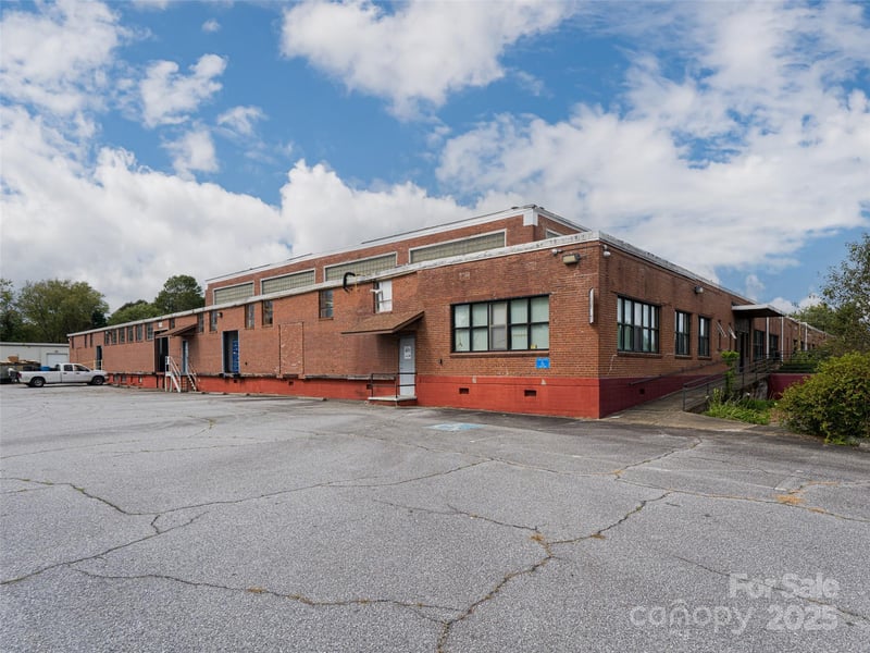 701 Oriole Dr, Hendersonville, NC 28792