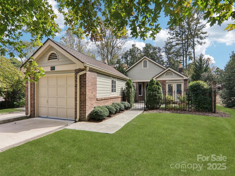 102 Glenbrook Dr, Hendersonville, NC 28739