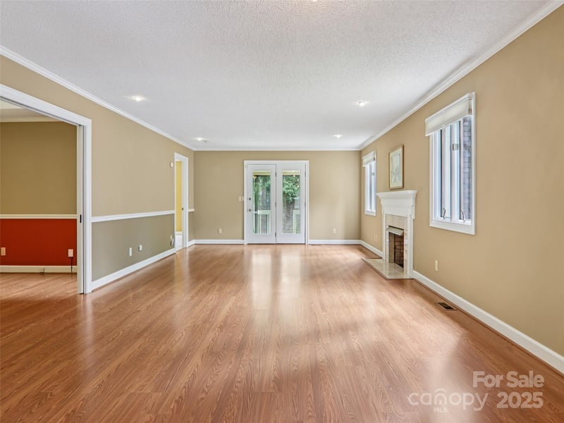102 Glenbrook Dr, Hendersonville, NC 28739