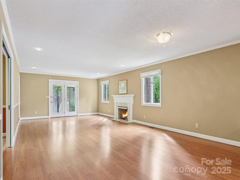 102 Glenbrook Dr, Hendersonville, NC 28739