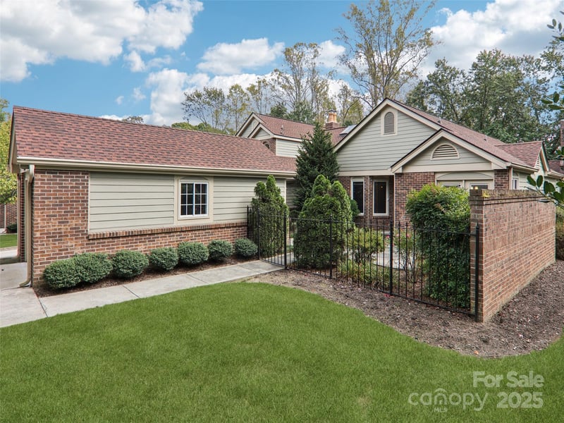 102 Glenbrook Dr, Hendersonville, NC 28739