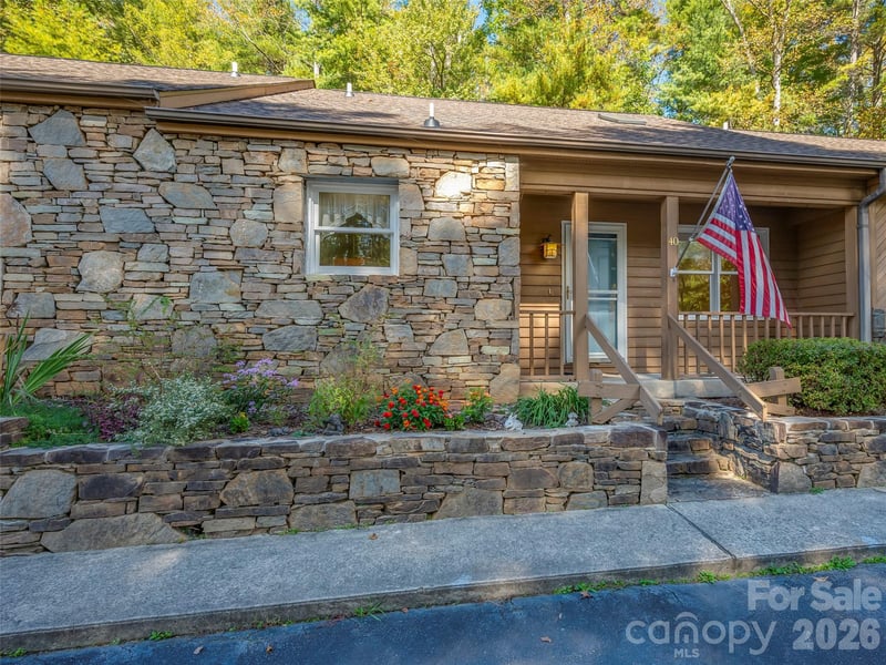 40 Sagebrush Cir, Etowah, NC 28729