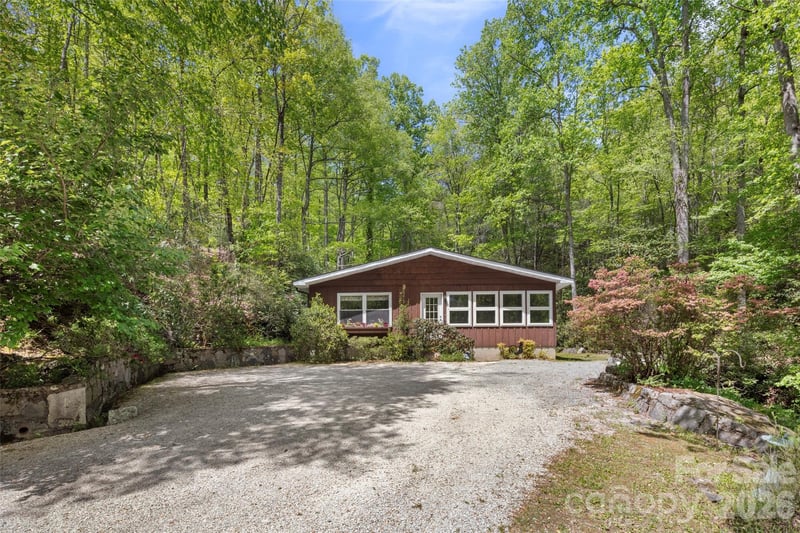 812 Crab Creek Rd, Hendersonville, NC 28739