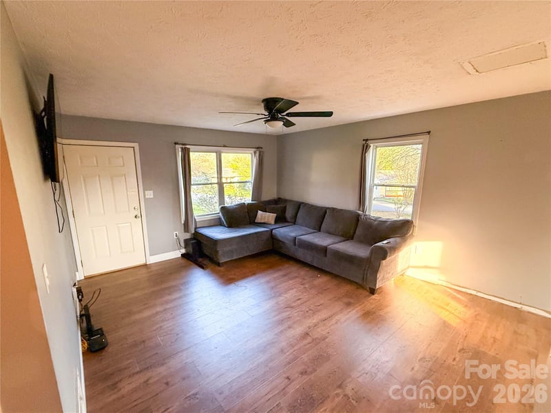 45 Pleasant Ct, Flat Rock, NC 28731