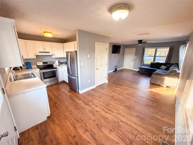 45 Pleasant Ct, Flat Rock, NC 28731