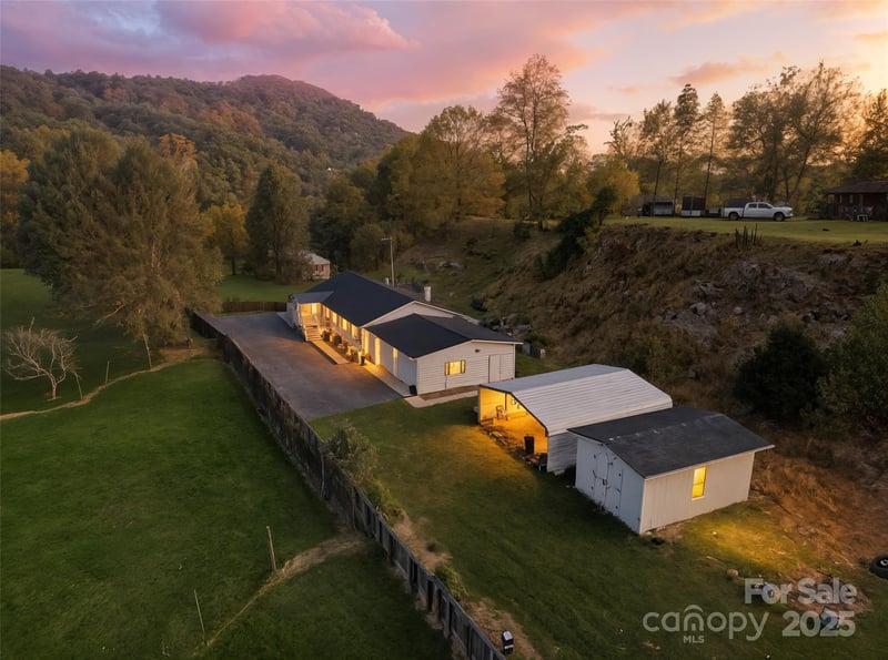 63 Raleigh Ln, Hot Springs, NC 28743