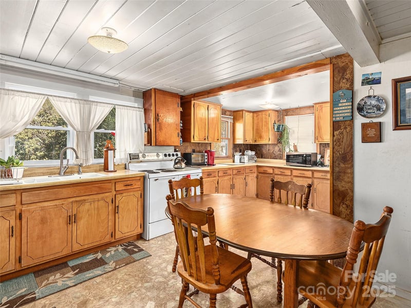 74 Badd Ln, Maggie Valley, NC 28751