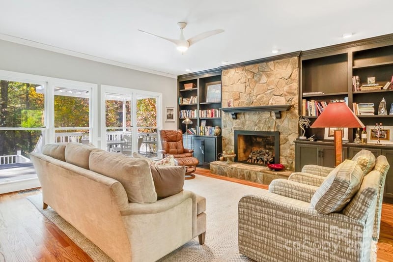 107 Sunningdale Dr, Flat Rock, NC 28731