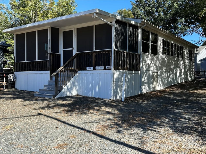 121 Cardinal Dr, New London, NC 28127