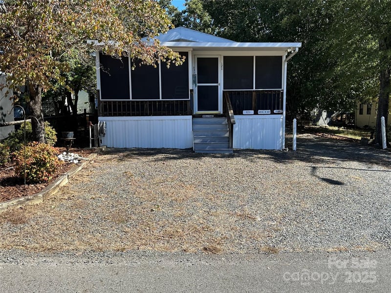 121 Cardinal Dr, New London, NC 28127