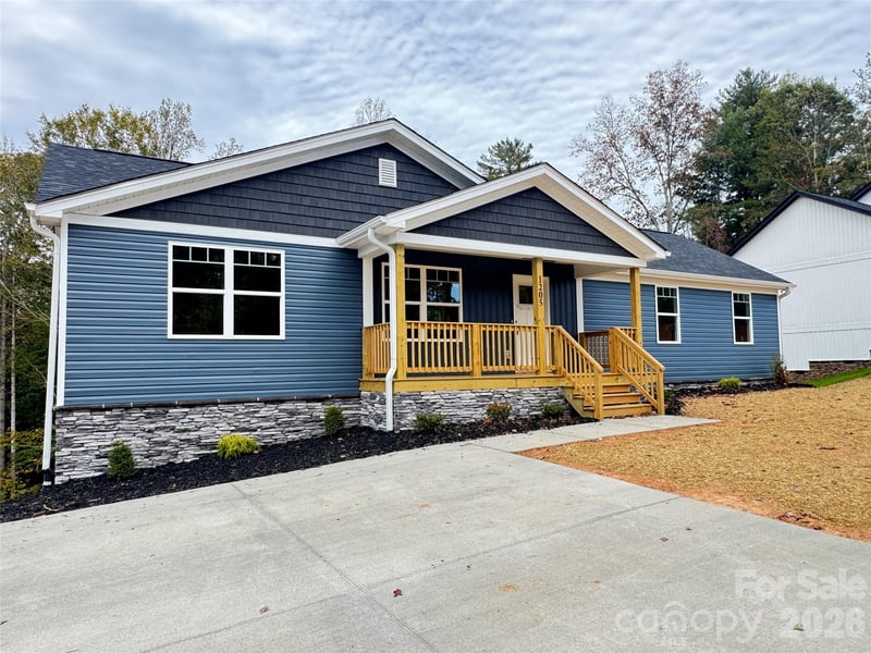 1205 Summerhill St, Lenoir, NC 28645