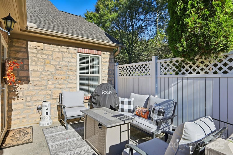 817 Wynnshire Dr #B, Hickory, NC 28601