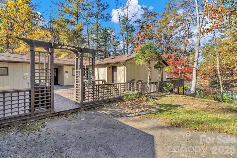 111 Hidden Pond Ln, Asheville, NC 28804