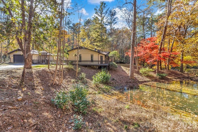 111 Hidden Pond Ln, Asheville, NC 28804