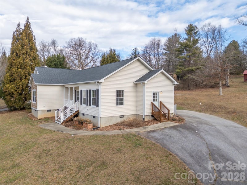 97 Meadowview Dr, Saluda, NC 28773
