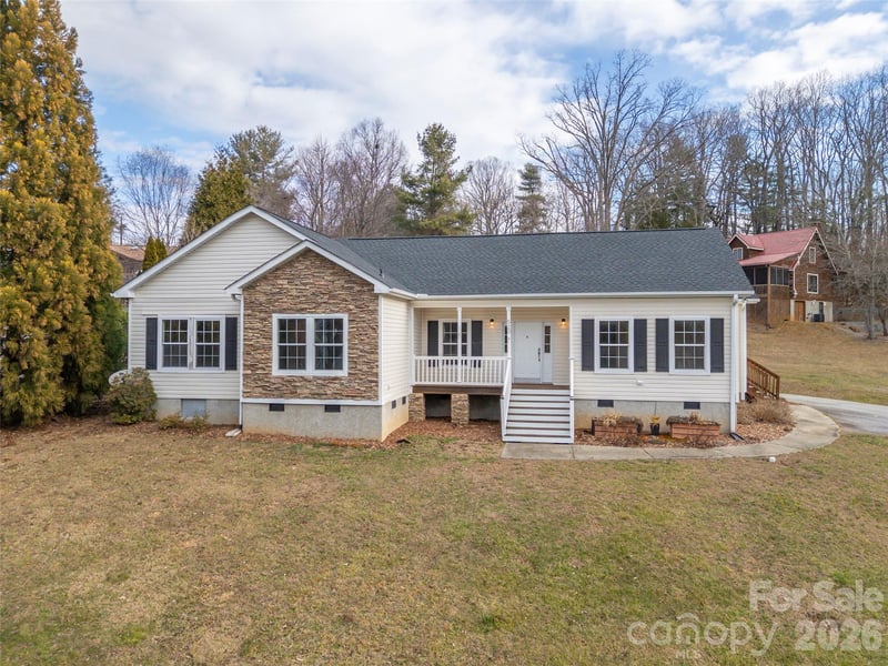 97 Meadowview Dr, Saluda, NC 28773