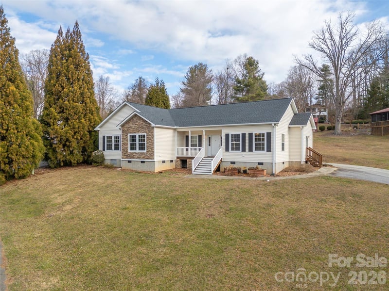 97 Meadowview Dr, Saluda, NC 28773