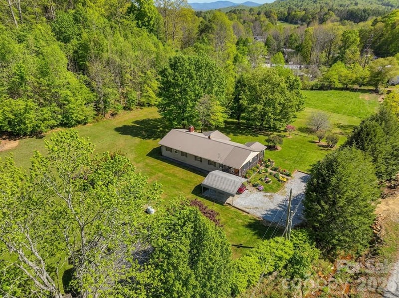 136 Roaring Spout Ln, Burnsville, NC 28714