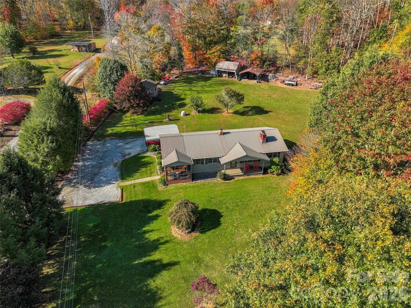 136 Roaring Spout Ln, Burnsville, NC 28714