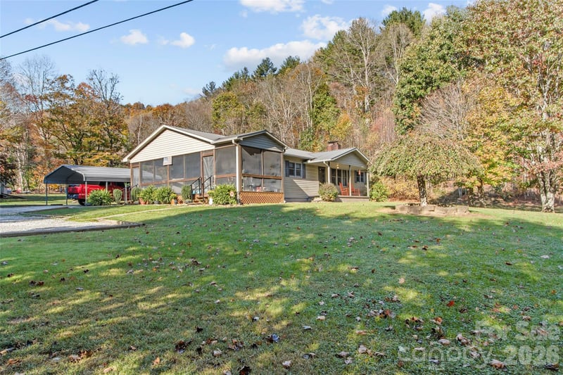 136 Roaring Spout Ln, Burnsville, NC 28714