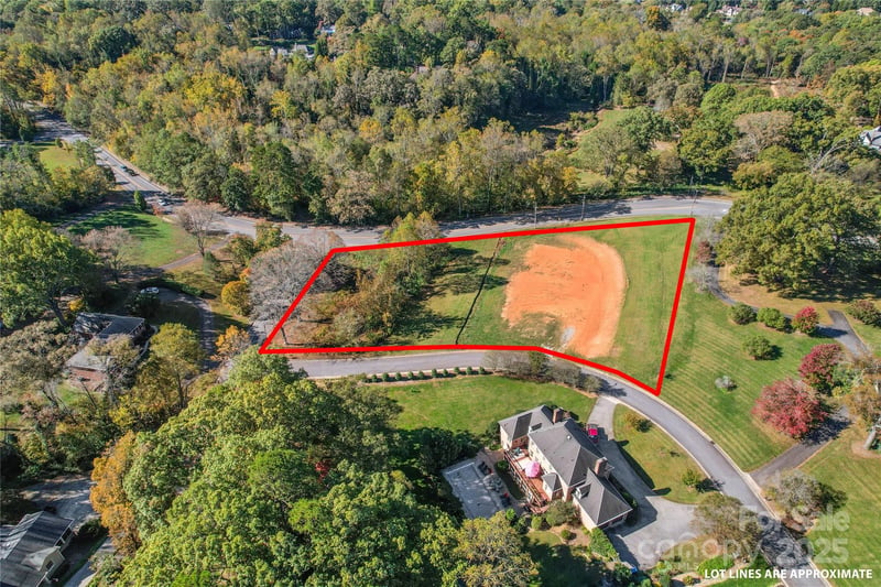 560 11th Avenue Pl, Hickory, NC 28601
