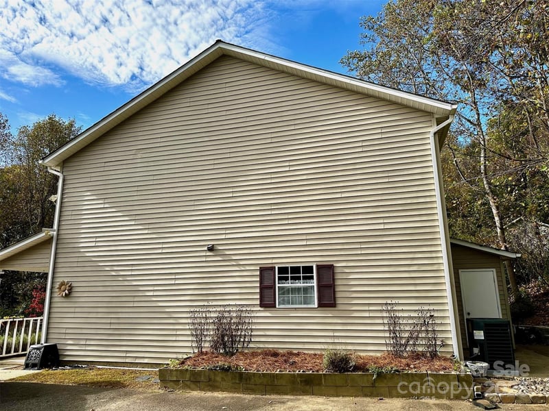 3 Rocking Porch Rd, Asheville, NC 28805