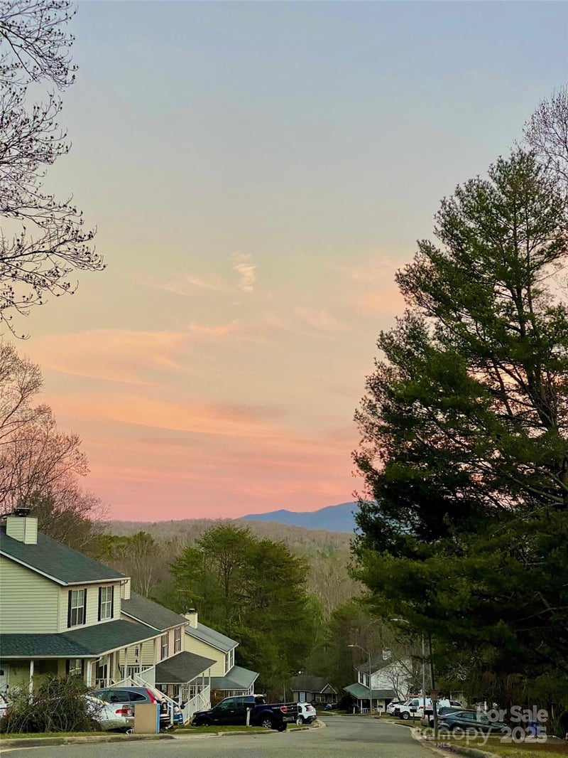 3 Rocking Porch Rd, Asheville, NC 28805