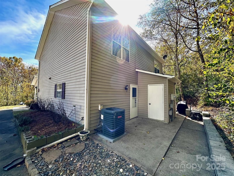 3 Rocking Porch Rd, Asheville, NC 28805