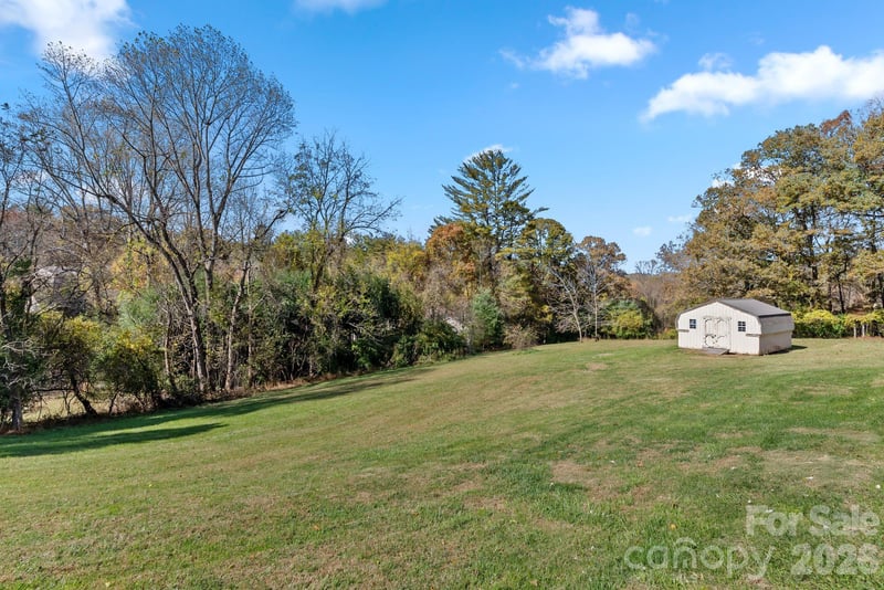 24 Ian River Dr, Asheville, NC 28806