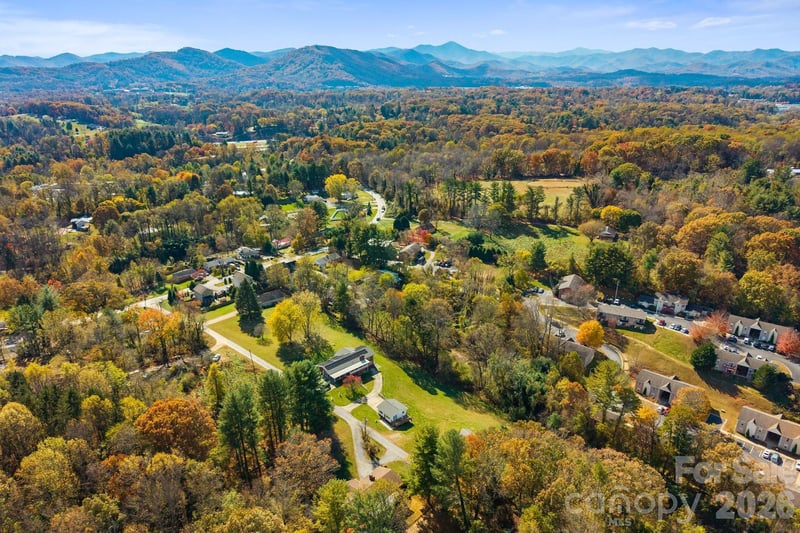 24 Ian River Dr, Asheville, NC 28806